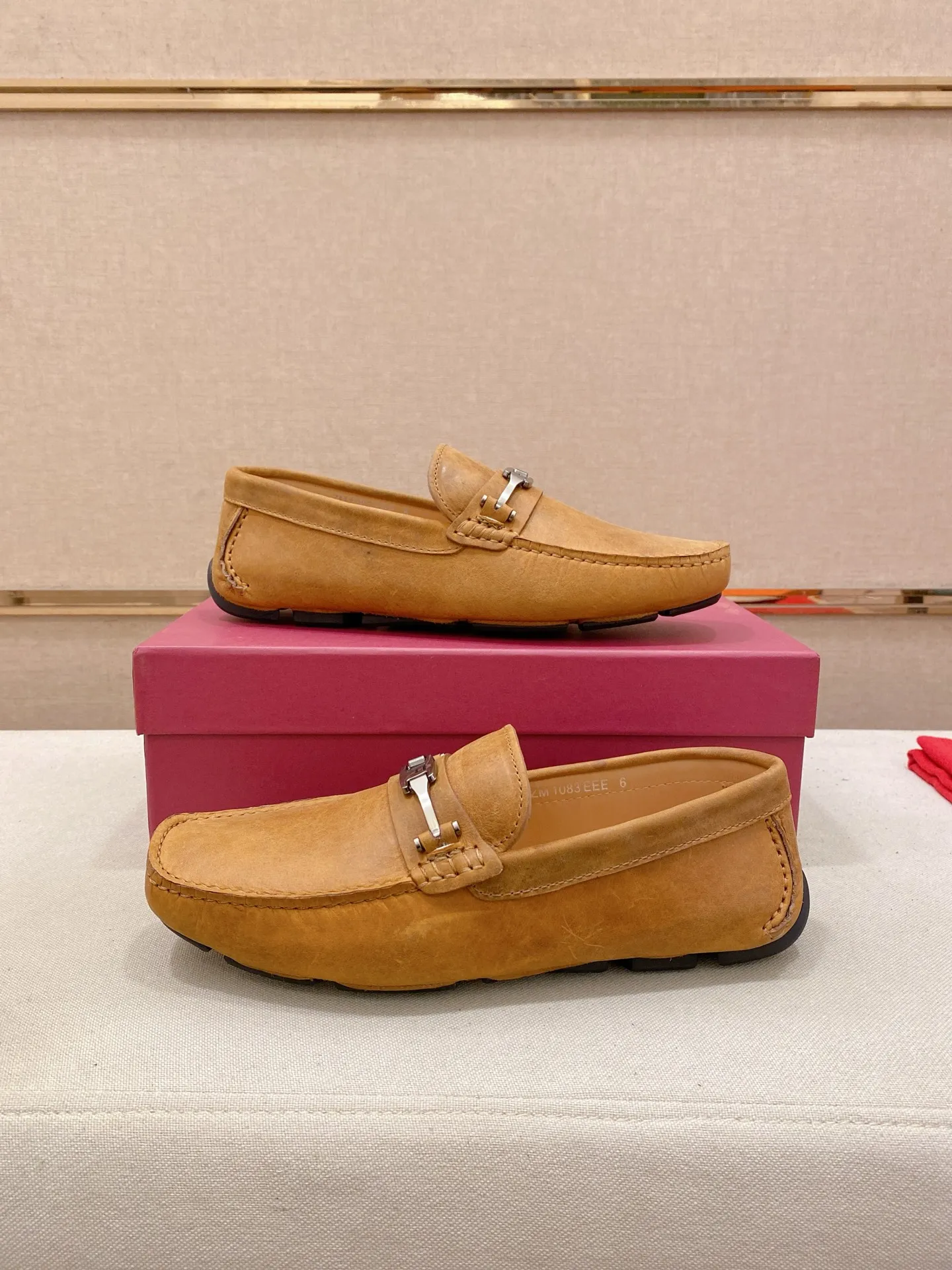 Factory price: 540💰High-end quality! Ferragamo🆕🆕Exclusive hot-selling products in stock🔥🔥New products on the shelves, high-quality Ferragamo men's pea shoes, high-end casual driving shoes, with complete packaging! 💪 💪 Material: imported first-layer cowhide 🐂 + imported high-quality water-dyed cowhide lining + wear-resistant outsole 👍🏻👍🏻 Features: high-end and comfortable, purely handmade 🚀 🚀 Create the perfect shoe that suits you best 🔥 🔥 Size: (38-44) 45 standard size can be customized!